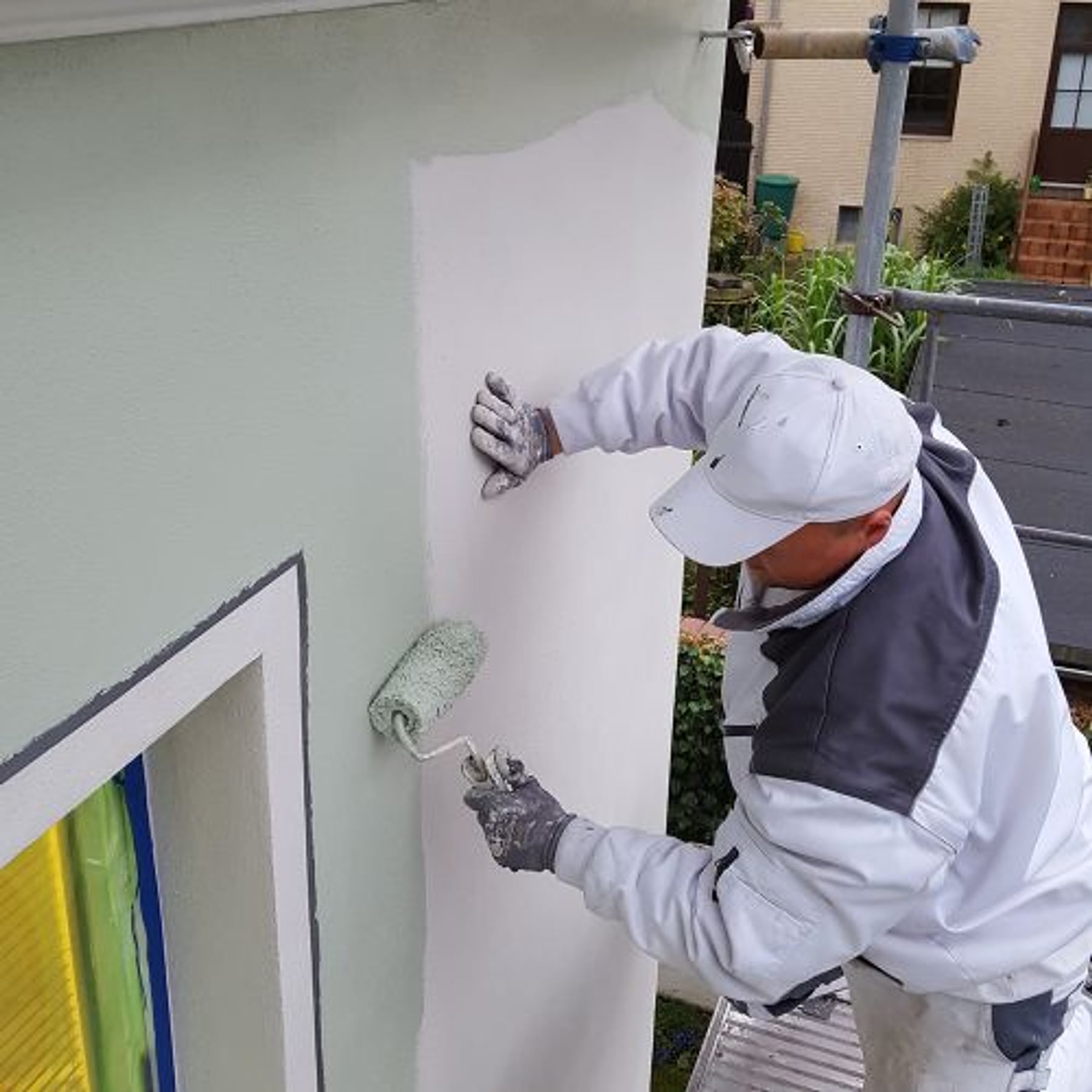 Lars Wilms beim Streichen einer Fassade in Lübeck