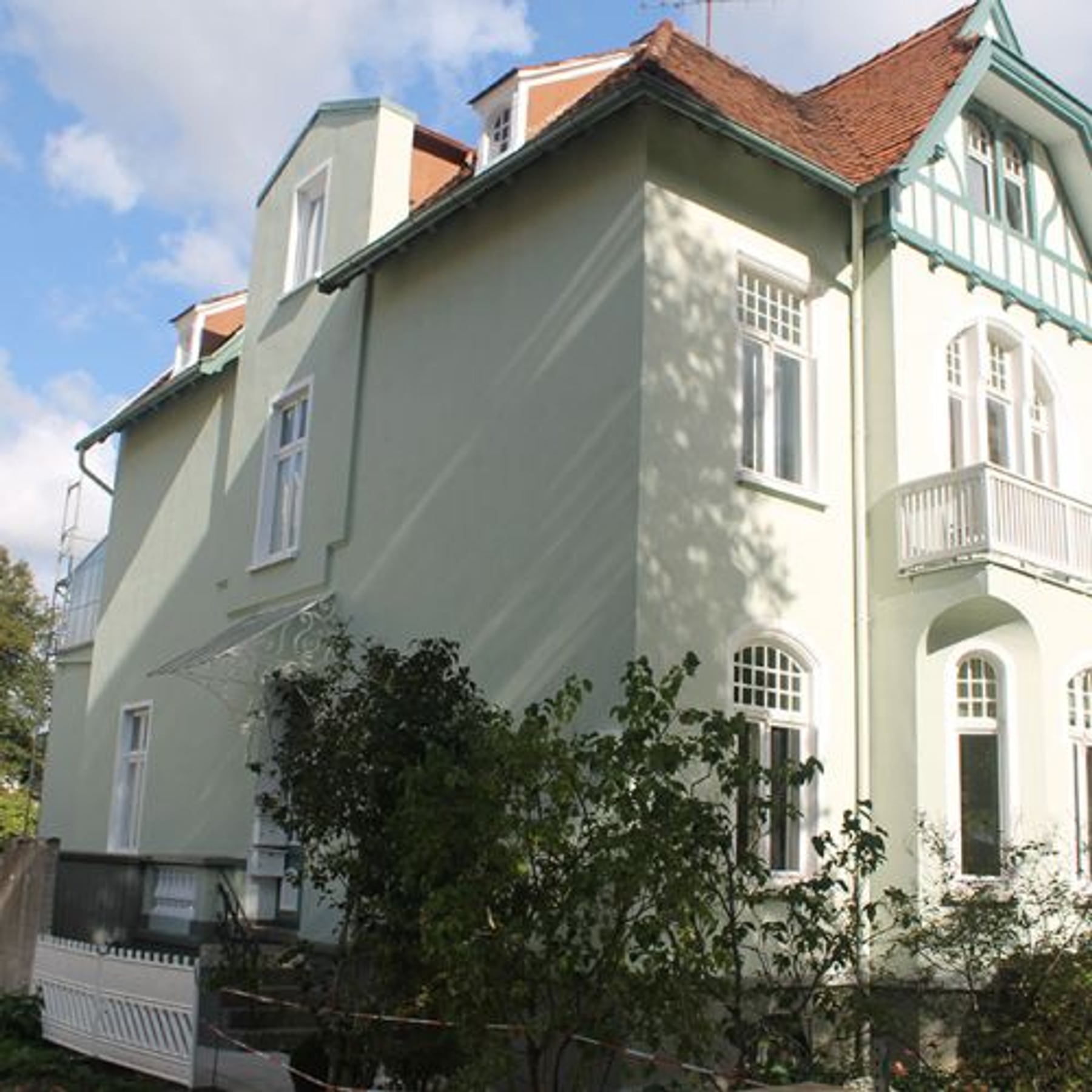 Gebäude mit frisch gestrichener Fassade